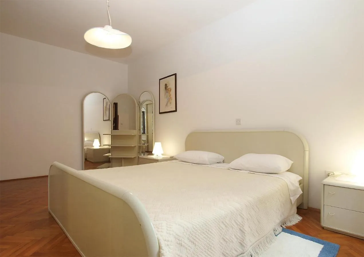 Apartments Evelina 1057 Pjescana Uvala