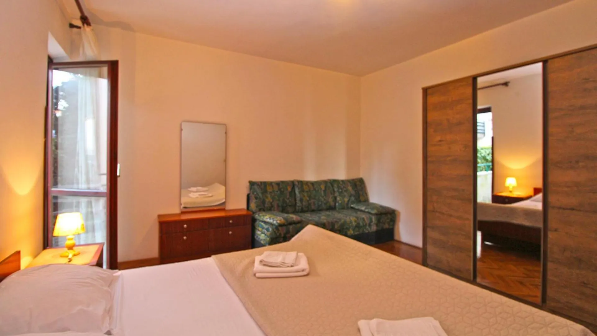 Apartments Evelina 1057 Pjescana Uvala 0*,  Croatia