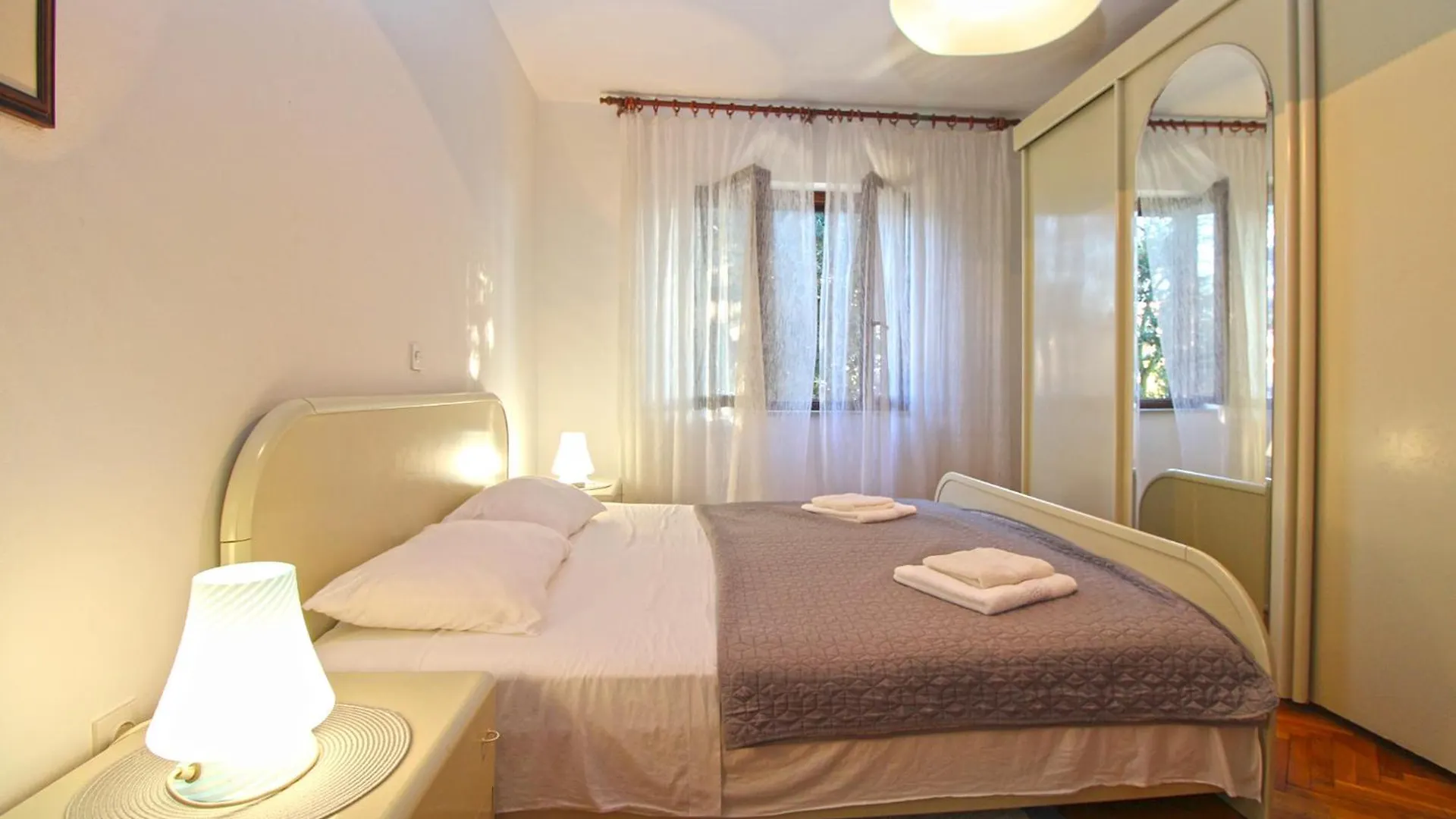 Apartments Evelina 1057 Pjescana Uvala 0*,  Croatia